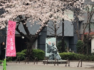 The Statue of Benkei under the cherry blossoms in bloom early on the morning of March 26, 2019