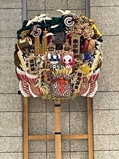 Jumbo kumade in the Tokyo Metropolitan Government Office